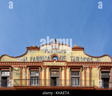 Haut et les fenêtres de l'ancienne usine de tabac à la Havane, Cuba Banque D'Images