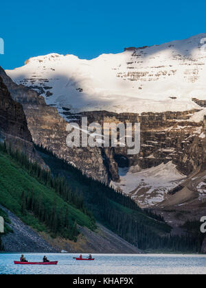 Lever du soleil sur le lac Louise, Banff National Park, Alberta, Canada. Banque D'Images