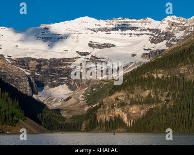 Lever du soleil sur le lac Louise, Banff National Park, Alberta, Canada. Banque D'Images