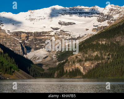 Lever du soleil sur le lac Louise, Banff National Park, Alberta, Canada. Banque D'Images