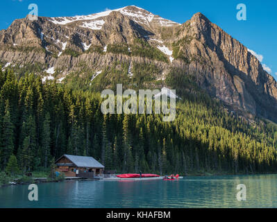 Lever du soleil sur le lac Louise, Banff National Park, Alberta, Canada. Banque D'Images