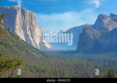 Stock photo Yosemite National Park la vallée d'evergreen smokey demi dôme californie Banque D'Images