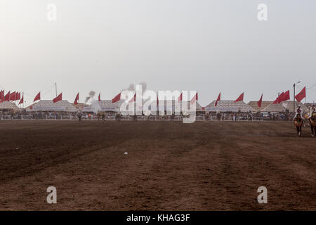 Fantasia est une exposition traditionnelle de l'équitation au maghreb effectuées au cours de festivals culturels et de fermer maghrebi noces. Banque D'Images