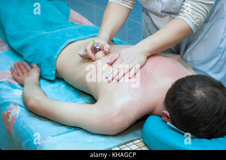 L'homme recevant un traitement de massage relax femmes Banque D'Images