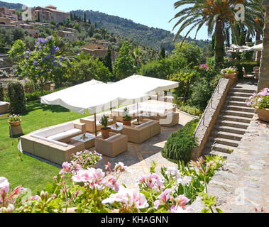 Un restaurant en plein air dans l'hôtel Belmond La Residencia, Deia, Mallorca, Espagne Banque D'Images