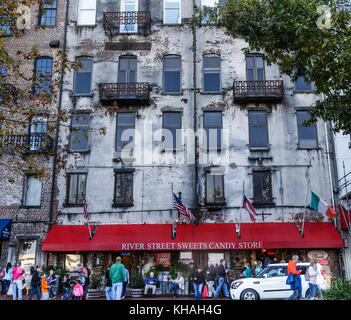La rue de la rivière et des bonbons candy store à savannah Banque D'Images