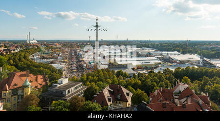 Vue sur le Wies' n avec manèges et tentes à bière, Oktoberfest, Munich, haute-Bavière, Bavière, Allemagne Banque D'Images