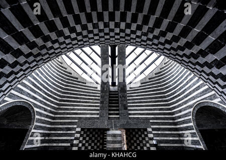 L'intérieur moderne de la chapelle de l'église San Giovanni Battista, l'architecte Mario Botta, mogno, lavizzara, Tessin, Suisse Banque D'Images