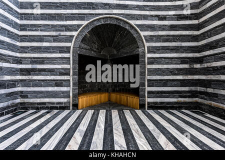 L'intérieur moderne de la chapelle de l'église San Giovanni Battista, l'architecte Mario Botta, mogno, lavizzara, Tessin, Suisse Banque D'Images