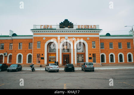La couleur orange vif, de la gare principale de Tiraspol, bâtiment de la Transnistrie capital Banque D'Images