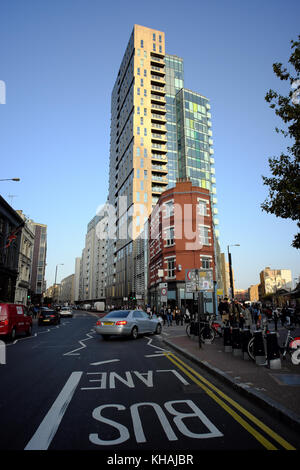 Marquage sur la voie de bus à Shoreditch, London, England Banque D'Images