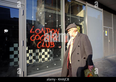 Homme marche passé London Cocktail Club à Shoreditch, London, England Banque D'Images