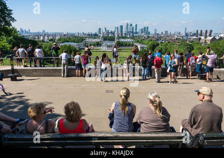 Avis de Queens House et Canary Wharf à partir de Greenwich Park Banque D'Images