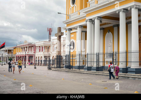 Granada, Nicaragua - Juillet 22, 2015 : les touristes et les gens passent devant la cathédrale de Notre-Dame de l'Assomption à Granada, Nicaragua. Son Spanis Banque D'Images