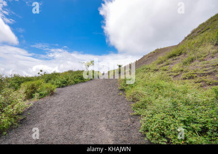 Pistes vertes du cratère de dormance de Masaya Nindiri Vocano duo près de Masaya, au Nicaragua. Fond de Ciel bleu Banque D'Images