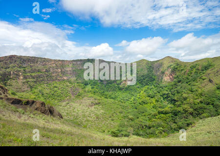 Pistes vertes du cratère de dormance de Masaya Nindiri Vocano duo près de Masaya, au Nicaragua. Fond de Ciel bleu Banque D'Images