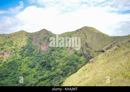 Pistes vertes du cratère de dormance de Masaya Nindiri Vocano duo près de Masaya, au Nicaragua. Fond de Ciel bleu Banque D'Images