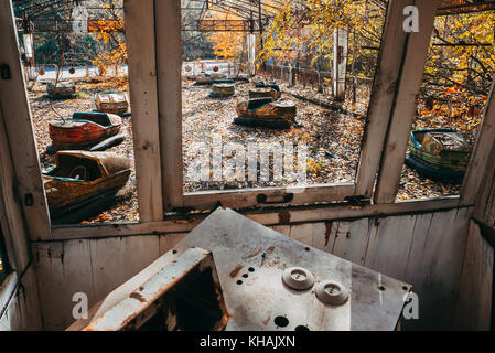 À partir de ce qui était autrefois un bureau de contrôle, sur le célèbre bouclier abandonnés en arène voiture pripyat, Tchernobyl, l'ukraine Banque D'Images