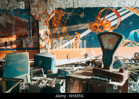 L'art de mur se trouve à l'intérieur de la station radar secret à Tchernobyl, Ukraine Banque D'Images