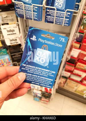 MONTRÉAL, CANADA - 7 NOVEMBRE 2017 : carte cadeau PlayStation. PlayStation est une marque de jeu qui se compose de quatre consoles de jeux vidéo domestiques, ainsi que d'un Banque D'Images