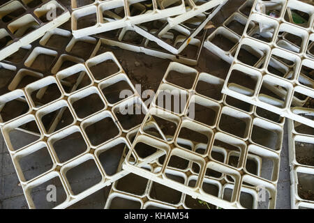Une vue de Décoration des plastiques pour plafond éparpillés sur le sol. Banque D'Images