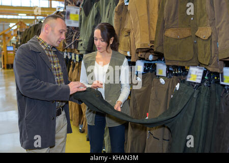 L'examen de la clientèle masculine en pantalon mennos magasin vêtements Banque D'Images