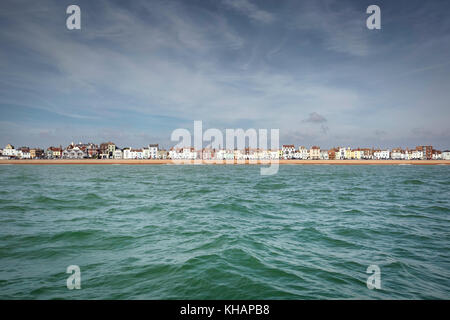 Faire face plage, Deal, Kent, UK prises à partir d'un bateau sur la Manche. La mer était verte et des immeubles et maisons sont visibles. Banque D'Images