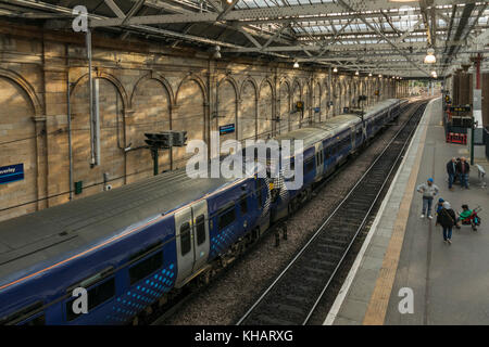 Un soir d'été éclairée par le train dans la gare de Waverley, Edinburgh, Ecosse, Royaume-Uni Banque D'Images