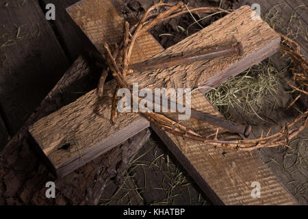 Couronne d'épines et de croix en bois sur une surface en bois Banque D'Images