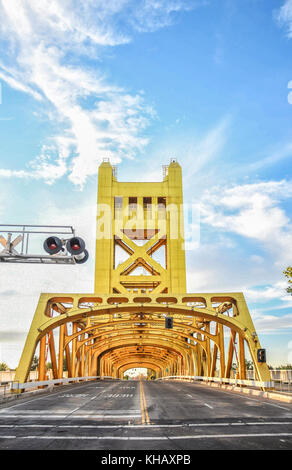 Le pont de la tour dorée dans le centre-ville de Sacramento. Ce pont-plan relie le sac ouest au sac du centre-ville. Banque D'Images