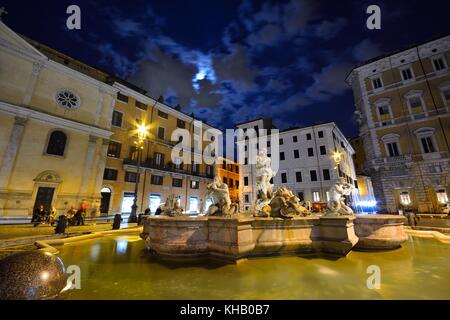 Vue nocturne de la fontaine mauresque dans Piazza Navona, Rome. Banque D'Images