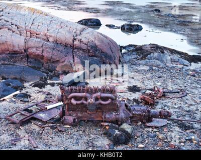 Moteur d'une épave à la mer. rusty bloc moteur de bateau coulé Banque D'Images