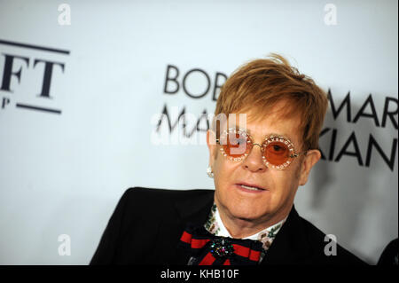 NEW YORK, NY - NOVEMBRE 07 : Elton John assiste à la cérémonie où Elton John AIDS Foundation commémore son 25e anniversaire et rend hommage au fondateur Sir Elton John lors du gala d'automne de New York à la Cathedral of John the Divine le 7 novembre 2017 à New York City. Personnes : Elton John transmission Ref : MNC1 Banque D'Images