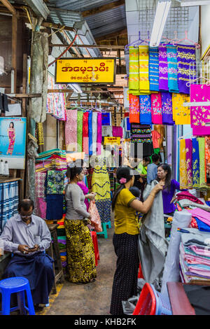 YANGON, MYANMAR - Novembre 25, 2016 : les gens du shopping au marché Bogyoke Aung San Yangon (Rangoon) au Myanmar (Birmanie) Banque D'Images