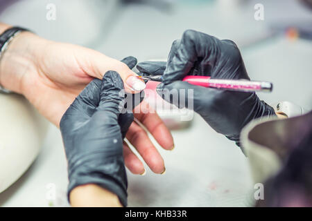 Le soin des ongles et manucure. manucure et les techniques d'ongles gel application. Banque D'Images