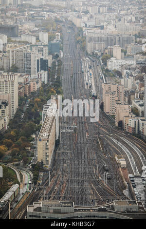 Paris, France - novembre 2017. areal view de toits de Paris au coucher du soleil avec la tour Eiffel au loin Banque D'Images