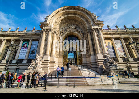 Paris, France - novembre 2017. paris bâtiments dans la journée ensoleillée d'automne Banque D'Images