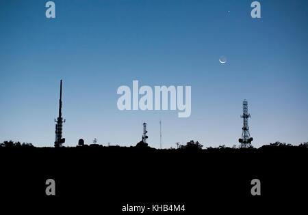 Antennes de station de relais de diffusion en montée.Lune et les planètes Vénus et Mars forment une conjonction dans le ciel juste avant de monter Banque D'Images