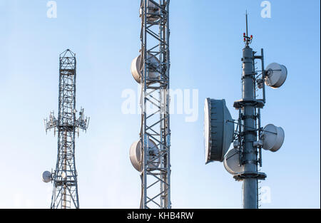 Les antennes des stations relais de diffusion à la hausse. Des tours de télécommunication avec bleu ciel clair. Banque D'Images