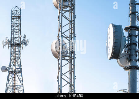 Les antennes des stations relais de diffusion à la hausse. Des tours de télécommunication avec bleu ciel clair. Banque D'Images