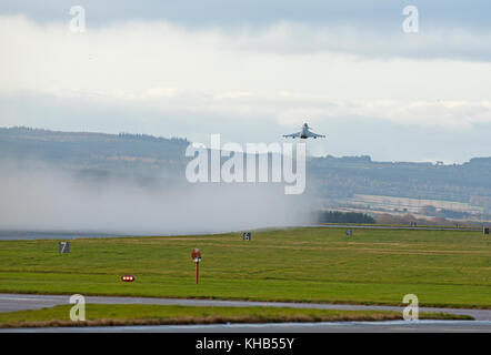 L'Eurofighter Typhoon UKs un moteur double aile delta-Canard chasseur à réaction rapide dont certains sont basés à la RAF en lLossiemoputh NE Écosse. Banque D'Images