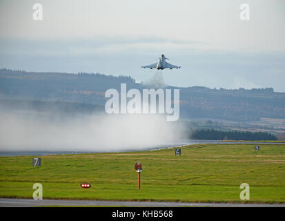 L'Eurofighter Typhoon UKs un moteur double aile delta-Canard chasseur à réaction rapide dont certains sont basés à la RAF en lLossiemoputh NE Écosse. Banque D'Images