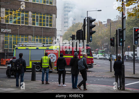 Londres, Royaume-Uni. 14Th nov, 2017 London fire brigade. Un appareil assiste à une tour sur Marylebone Road à proximité de la station de métro Edgware road à partir de la fumée âcre qui montait. crédit : mark kerrison/Alamy live news Banque D'Images