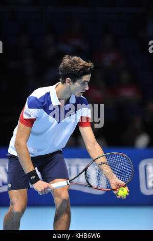 Nicolas Mahut (FRA) en poste au cours de la compétition en double féminin dans l'ATP Nitto finale au O2 Arena, London, UK. L'Association des professionnels de tennis (ATP) finales sont à l'arrêt et la fonctionnalité championnats top 16 paires de doubles ainsi qu'un des célibataires la concurrence. L'événement est le deuxième plus haut niveau de tournoi de tennis pour hommes après les quatre tournois du Grand Chelem. Peter Fleming et John McEnroe tenir le record du plus grand nombre de titres en double, avec sept victoires. L'événement attire plus d'un quart de million de spectateurs, ainsi que la génération d'un auditoire global TV de plus de 100 millio Banque D'Images