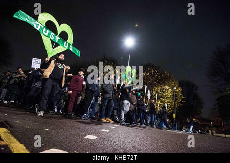 Londres, Londres, Royaume-Uni. 14 novembre 2017. Des gens locaux vus pendant la marche silencieuse mensuelle pour les victimes de l'incendie de la tour Grenfell. Environ 1 000 personnes se sont jointes à la marche silencieuse mensuelle de nuit pour commémorer les victimes de l'incendie de la tour Grenfell. La marche marque cinq mois depuis l'incendie du 14 juin, qui s'est propagé férocement à travers le bloc ouest de Londres de 24 étages et a tué 80 personnes. Crédit : Brais G. Rouco/SOPA/ZUMA Wire/Alamy Live News Banque D'Images