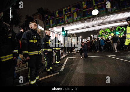 Londres, Londres, Royaume-Uni. 14 novembre 2017. Les pompiers vus participer à la marche silencieuse mensuelle pour les victimes de l'incendie de la tour Grenfell. Environ 1 000 personnes se sont jointes à la marche silencieuse mensuelle de nuit pour commémorer les victimes de l'incendie de la tour Grenfell. La marche marque cinq mois depuis l'incendie du 14 juin, qui s'est propagé férocement à travers le bloc ouest de Londres de 24 étages et a tué 80 personnes. Crédit : Brais G. Rouco/SOPA/ZUMA Wire/Alamy Live News Banque D'Images