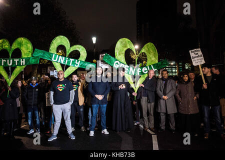 Londres, Londres, Royaume-Uni. 14 novembre 2017. Des gens locaux vus pendant la marche silencieuse mensuelle pour les victimes de l'incendie de la tour Grenfell. Environ 1 000 personnes se sont jointes à la marche silencieuse mensuelle de nuit pour commémorer les victimes de l'incendie de la tour Grenfell. La marche marque cinq mois depuis l'incendie du 14 juin, qui s'est propagé férocement à travers le bloc ouest de Londres de 24 étages et a tué 80 personnes. Crédit : Brais G. Rouco/SOPA/ZUMA Wire/Alamy Live News Banque D'Images