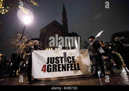 London, Londres, Royaume-Uni. 14Th Nov, 2017. La population locale vu tenant une grande banderole de l'écriture sur elle 'Justice pour Grenfell' pendant la marche silencieuse mensuel pour les victimes d'incendie Tour Grenfell.autour de 1 000 personnes se sont joints à la marche silencieuse mensuel la nuit pour rendre hommage aux victimes de l'incendie de la tour de Grenfell. La marque mars cinq mois depuis le 14 juin, l'incendie qui s'est répandue à travers la féroce de 24 étages à l'ouest de Londres et bloc a tué 80 personnes. Credit : Brais G. Rouco/SOPA/ZUMA/Alamy Fil Live News Banque D'Images