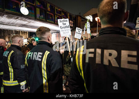 Londres, Londres, Royaume-Uni. 14 novembre 2017. Les pompiers vus participer à la marche silencieuse mensuelle pour les victimes de l'incendie de la tour Grenfell. Environ 1 000 personnes se sont jointes à la marche silencieuse mensuelle de nuit pour commémorer les victimes de l'incendie de la tour Grenfell. La marche marque cinq mois depuis l'incendie du 14 juin, qui s'est propagé férocement à travers le bloc ouest de Londres de 24 étages et a tué 80 personnes. Crédit : Brais G. Rouco/SOPA/ZUMA Wire/Alamy Live News Banque D'Images