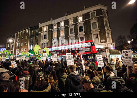 Londres, Londres, Royaume-Uni. 14 novembre 2017. Des gens locaux vus pendant la marche silencieuse mensuelle pour les victimes de l'incendie de la tour Grenfell. Environ 1 000 personnes se sont jointes à la marche silencieuse mensuelle de nuit pour commémorer les victimes de l'incendie de la tour Grenfell. La marche marque cinq mois depuis l'incendie du 14 juin, qui s'est propagé férocement à travers le bloc ouest de Londres de 24 étages et a tué 80 personnes. Crédit : Brais G. Rouco/SOPA/ZUMA Wire/Alamy Live News Banque D'Images